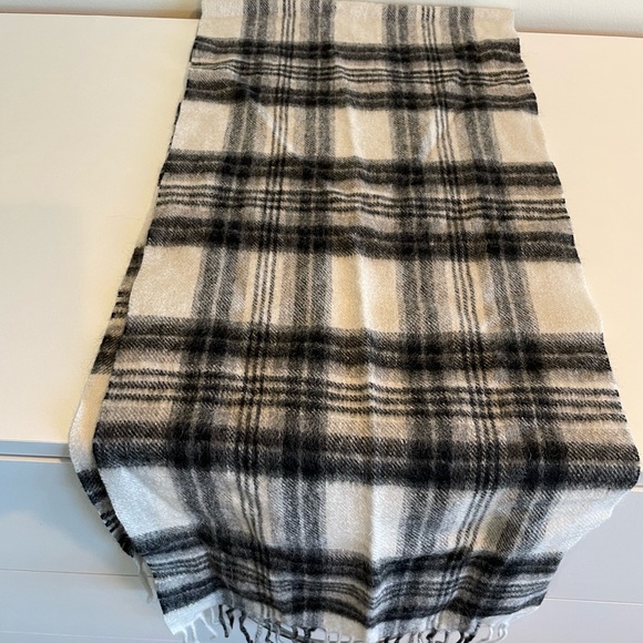 Edinburgh 100% Lambswool Plaid Scarf - Picture 4 of 6